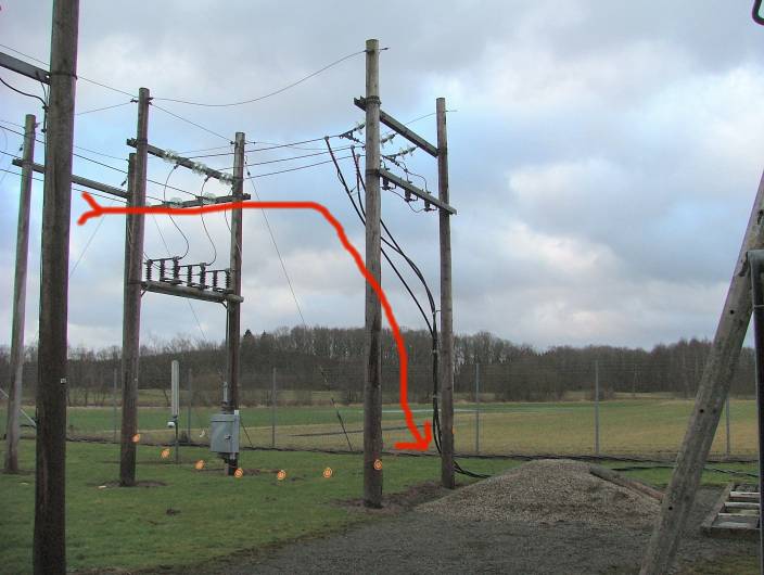 luftkablen leds vidare ner till markkabel